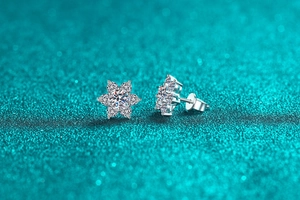 Vista macro dettagliata degli orecchini a stella in argento S925 con pietre di moissanite
