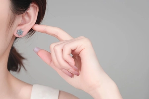 Primo piano dell'orecchino a stella in argento 925 con moissanite indossato