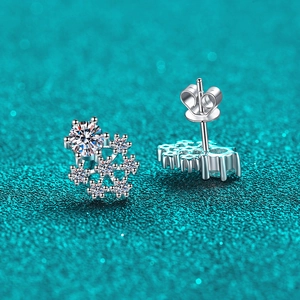 Sparkling S925 sterling silver snowflake stud earrings with brilliant moissanite stones