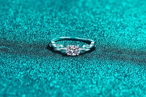 Macro d'une bague en argent avec une pierre moissanite ronde et un anneau en chaîne