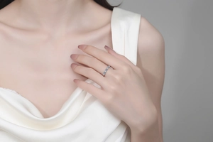 Detail of S925 sterling silver band with five brilliant round-cut moissanite stones