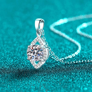 S925 Sterling Silber Moissanit Kette mit Wassertropfen-Anhänger auf blauem Hintergrund