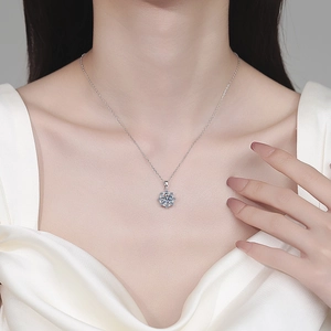 Elegant S925 sterling silver snowflake pendant necklace with a sparkling round moissanite