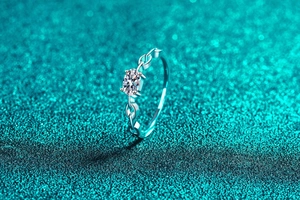 Vue détaillée d'une bague moissanite ovale avec un anneau creux en forme de chaîne chic