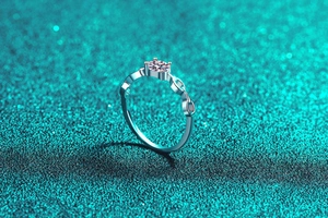 Vue macro d'une bague en argent avec moissanite, anneau évidé et pierre ronde brillante
