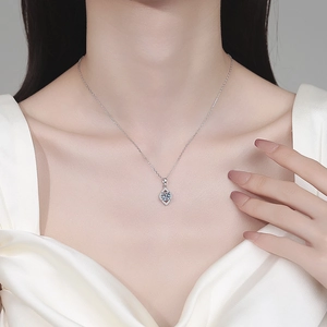 Halskette aus S925 Sterlingsilber mit Moissanit und tropfenförmigem Anhänger am Model