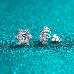 Eleganti orecchini a lobo in argento S925 e moissanite con design a fiocco e petalo