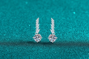 Détail macro des boucles d'oreilles pendantes en argent S925 avec moissanite marquise