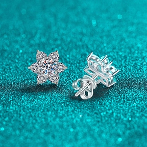 Orecchini a fiocco di neve in argento S925 con moissanite su sfondo glitterato brillante
