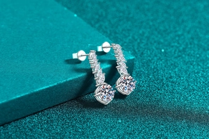 Gros plan de boucles d'oreilles en argent S925 avec pierres de moissanite étincelantes