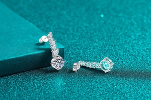 Vue macro de boucles d'oreilles pendantes en argent S925 et moissanite marquise
