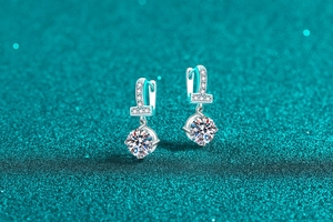 Dettaglio macro di orecchini pendenti in argento S925 con moissanite e design a forma di T