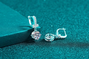 Dettaglio macro di orecchini in moissanite argento S925 con elegante design a T