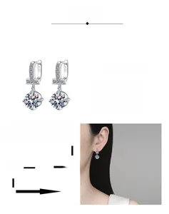 Dettaglio orecchini a T con pendente in moissanite e placcatura in rodio spessa