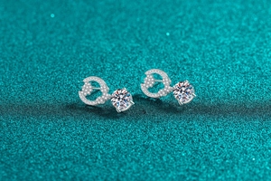 Vue macro de boucles d'oreilles en argent S925 et moissanite avec serti à quatre griffes