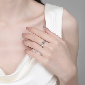 Exquisite S925 sterling silver moissanite ring with round cut center stone on female hand