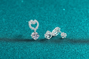 Macro de boucles d'oreilles pendantes en argent S925 et moissanite avec détails cœur