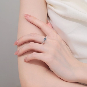 Bague chaîne en argent S925 avec moissanite bleu clair portée au doigt pour femme
