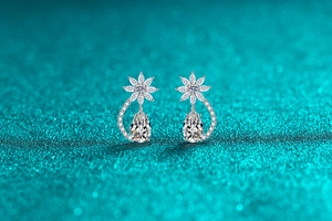 Dettaglio di orecchini a petalo in argento S925 con pietre di moissanite a goccia