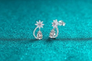 Dettaglio di orecchini in argento S925 con moissanite e petali a goccia d'acqua