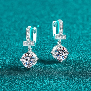 Orecchini pendenti in argento S925 con chiusura a T e moissanite a taglio tondo