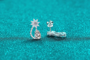 Vista macro di orecchini in argento S925 moissanite con goccia a pera e design a petali