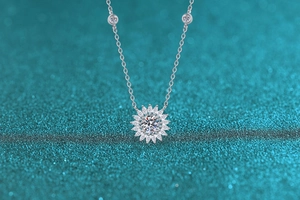 Macro du collier pendentif tournesol en argent S925 avec cristaux de moissanite