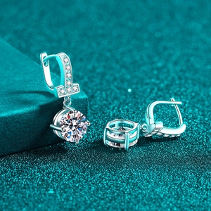 Orecchini in argento S925 con moissanite, design a forma di T e pietre rotonde brillanti