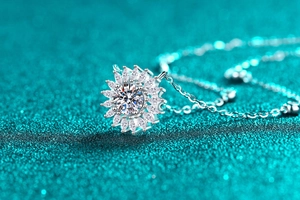 Gros plan du pendentif tournesol en argent S925 serti de moissanites de taille marquise