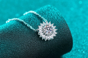 Vue macro d'un pendentif tournesol en moissanite étincelante sur un support vert