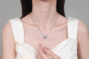 Détail du collier tournesol en argent S925 avec pendentif en moissanite bleue