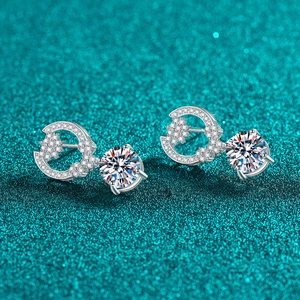 Boucles d'oreilles clous en argent S925 et moissanite au design de grappe florale