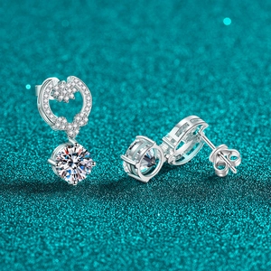 Boucles d'oreilles pendantes élégantes en argent 925 avec moissanite et monture en cœur