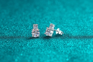 Detaillierte Nahaufnahme von S925 Silber Moissanit Ohrsteckern mit Doppel-Diamant-Design