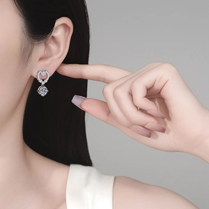Boucles d'oreilles pendantes élégantes en argent 925 avec moissanite et pierres rondes