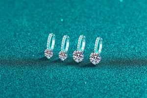 Gros plan sur des boucles d'oreilles en argent S925 et moissanite avec pavé de diamants