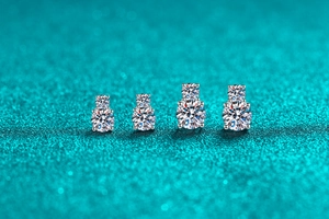 Makro-Ansicht von S925 Sterling Silber Moissanit-Ohrsteckern auf blauem Glitzerhintergrund