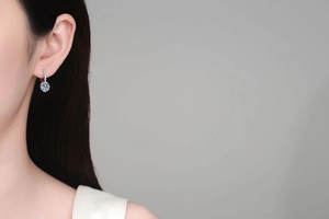 Gros plan d'une boucle d'oreille moissanite en argent S925 sur l'oreille avec détails fins