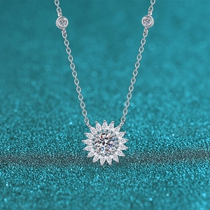 Collier Pendentif Tournesol en Argent Sterling 925 Moissanite pour Femme Bijoux de Fleur en Zircone Élégant Cadeau