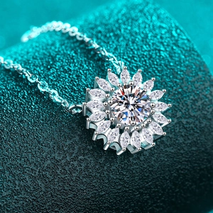 Élégant collier tournesol en argent sterling S925 avec pierre centrale en moissanite