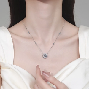 Élégant collier tournesol en argent S925 et moissanite porté par une femme