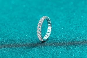 Vue macro d'une bague maille cubaine en argent S925 sertie de moissanite étincelante