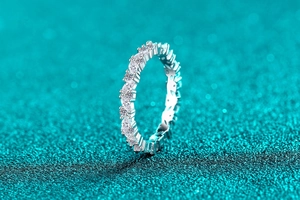 Détail d'une bague en argent S925 avec des moissanites tailles marquise et ronde