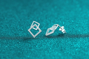 Dettaglio di orecchini quadrati in argento 925 con pavé di moissanite e finitura lucida