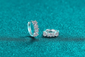 Dettaglio di orecchini a cerchio in argento S925 con cinque pietre di moissanite