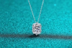 Macro della collana in argento S925 con moissanite e dettagli di pietre taglio marquise