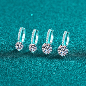 Boucles d'oreilles créoles en argent 925 et moissanite avec pendentif rond à griffes