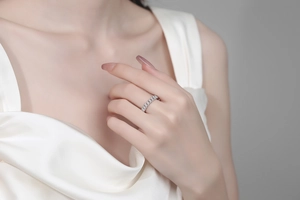 Gros plan d'une bague éternité avec moissanites sur anneau en argent 925