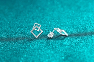 Vista macro di orecchini geometrici in argento S925 con moissanite e forme a diamante