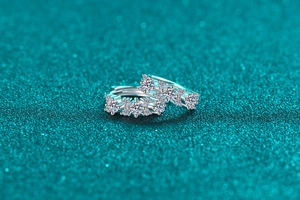 Dettaglio di orecchini a cerchio in argento S925 con grappoli di moissanite floreale